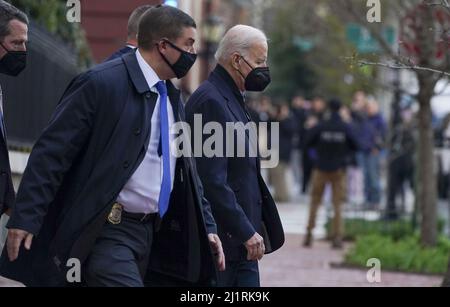 Washington, Stati Uniti. 27th Mar 2022. Il Presidente Joe Biden esce dalla Chiesa della Santissima Trinità nel quartiere Georgetown di Washington DC domenica 27 marzo 2022. Foto di Leigh Vogel/UPI Credit: UPI/Alamy Live News Foto Stock