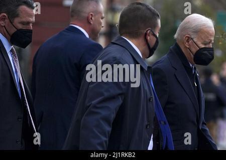 Washington, Stati Uniti. 27th Mar 2022. Il Presidente Joe Biden esce dalla Chiesa della Santissima Trinità nel quartiere Georgetown di Washington DC domenica 27 marzo 2022. Foto di Leigh Vogel/UPI Credit: UPI/Alamy Live News Foto Stock