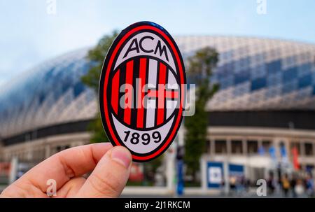 12 settembre 2021, Milano, Italia. L'emblema del A.C.. La squadra di calcio di Milano sullo sfondo di uno stadio moderno. Foto Stock