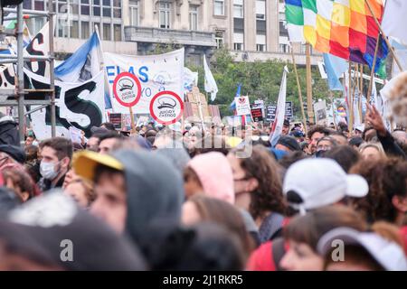 Buenos Aires, Argentina; 24 marzo 2022: Giornata nazionale della memoria per la verità e la giustizia, folla in Plaza de Mayo. Foto Stock