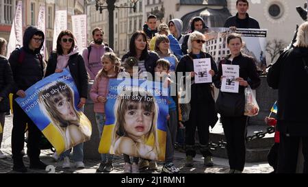 Polonia,Cracovia 26 marzo 2022,raduno a sostegno dell'Ucraina con richiesta NATO close Sky su Ucraina.manifestanti con bandiere gialle e blu dell'Ucraina Foto Stock