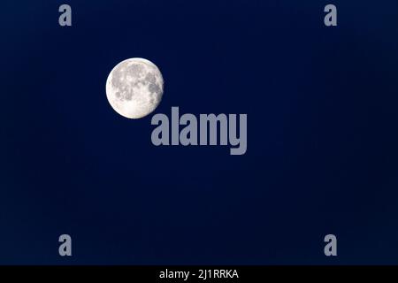 Luna il 20 marzo 2022, nella fase gibbosa in declino con il 94% di illuminazione dal sole con spazio copia, orizzontale Foto Stock