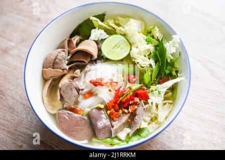 Noodle vermicelli di riso tailandese con zuppa chiara e verdure fresche con germogli di limone salsa al peperoncino salsa al peperoncino cibo tradizionale tailandese, zuppa di noodle Foto Stock
