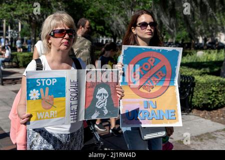 Orlando, Stati Uniti. 24th Mar 2022. I sostenitori ucraini hanno firmato un rally al Lake Eola Park di Orlando, Florida, il 27 marzo 2022. Il raduno per condannare il presidente Vladimir Putin e l'invasione russa dell'Ucraina. Il presidente ucraino Volodymyr Zelensky ha chiamato gli ucraini a combattere contro gli invasori russi. (Foto di Ronen Tivony/Sipa USA) *** Please use Credit from Credit Field *** Credit: Sipa USA/Alamy Live News Foto Stock