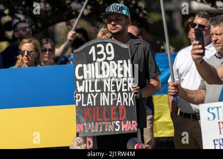 Orlando, Stati Uniti. 27th Mar 2022. I sostenitori ucraini che detengono cartelli e bandiere ucraine durante un raduno al Lake Eola Park di Orlando, Florida, il 27 marzo 2022. Il raduno per condannare il presidente Vladimir Putin e l'invasione russa dell'Ucraina. Il presidente ucraino Volodymyr Zelensky ha chiamato gli ucraini a combattere contro gli invasori russi. (Foto di Ronen Tivony/Sipa USA) *** Please use Credit from Credit Field *** Credit: Sipa USA/Alamy Live News Foto Stock