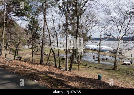 Attuale sguardo al parcheggio di Englewood picnic Area, Palisades Interstate Park, Bergen County, NJ dopo la tempesta Ida danni / pulizia Foto Stock