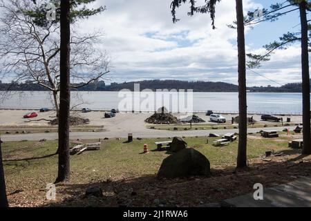 Attuale sguardo al parcheggio di Englewood picnic Area, Palisades Interstate Park, Bergen County, NJ dopo la tempesta Ida danni / pulizia Foto Stock