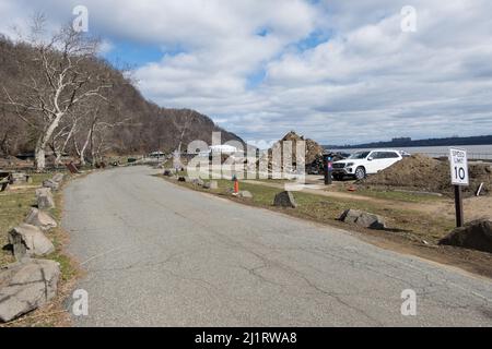 Attuale sguardo al parcheggio di Englewood picnic Area, Palisades Interstate Park, Bergen County, NJ dopo la tempesta Ida danni / pulizia Foto Stock