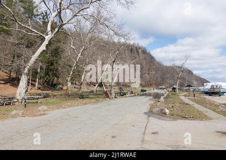 Attuale sguardo al parcheggio di Englewood picnic Area, Palisades Interstate Park, Bergen County, NJ dopo la tempesta Ida danni / pulizia Foto Stock