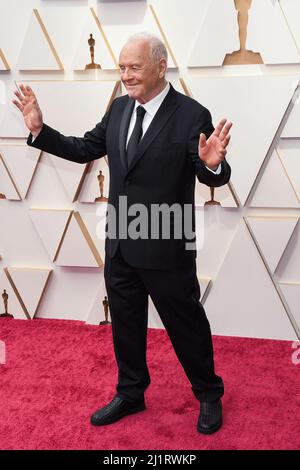 Los Angeles, Stati Uniti. 27th Mar 2022. Sir Anthony Hopkins che cammina sul tappeto rosso ai 94th Academy Awards tenutisi al Dolby Theatre di Hollywood, California, il 27 marzo 2022. (Foto di Sthanlee B. Mirador/Sipa USA) Credit: Sipa USA/Alamy Live News Foto Stock