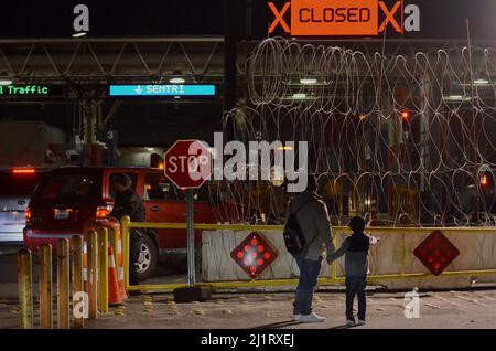 Tijuana, Baja California, Messico. 18th Feb 2022. Circa sessanta migranti messicani provenienti dagli stati di Michoacan e Veracruz che fuggono dalla violenza delle loro città d'origine, si sono avvicinati ai funzionari di confine degli Stati Uniti al porto di ingresso di Otay-Tijuana, Messico, per chiedere asilo negli Stati Uniti venerdì. (Credit Image: © Carlos A. Moreno/ZUMA Press Wire) Foto Stock