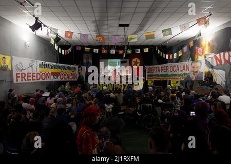 Torino, Italia. 27th Mar 2022. La gente celebra il Newroz, il nuovo anno curdo. Credit: MLBARIONA/Alamy Live News Foto Stock