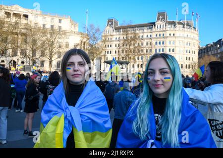 Marzo ucraino a Londra il 26th marzo 2022. Una grande folla si è riunita per protestare contro l'invasione russa dell'Ucraina. Londra è in piedi con l'Ucraina. Foto Stock