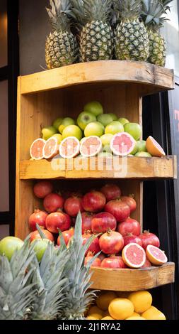 Frutta sul bancone. Succhi e bevande. Primo piano. Foto Stock