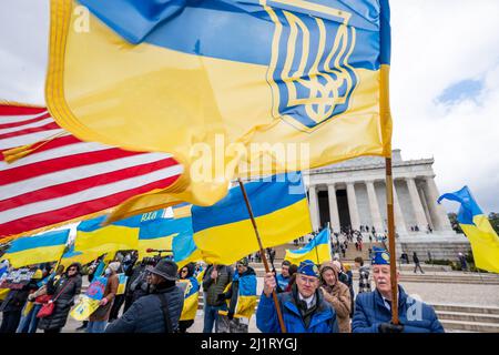 Washington, Stati Uniti. 27th Mar 2022. L'Ucraina e le bandiere americane ad uno Stand con l'Ucraina si radunano al Lincoln Memorial. Credit: SOPA Images Limited/Alamy Live News Foto Stock