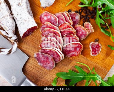 Salsiccia spagnola a fette fuet Foto Stock