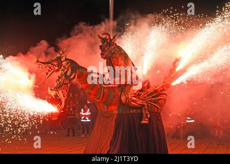 Un dimostratore porta una creatura a forma di drago che respira il fuoco, durante l'esposizione pirotecnica in solidarietà con i rifugiati ucraini a Vendrell. L'associazione 'Drac de foc El Cabrot de El Vendrell' (Drago del fuoco) organizza una mostra pirotecnica in solidarietà e supporto per le persone di nazionalità Ucraina che sono rifugiati in alberghi e ostelli municipali a Vendrell a causa dell'invasione della Russia di Ucraina. L'esecuzione di sfilate di fuoco è una tradizione catalana in città e città ogni anno. (Foto di Ramon Costa/SOPA Images/Sipa USA) Foto Stock