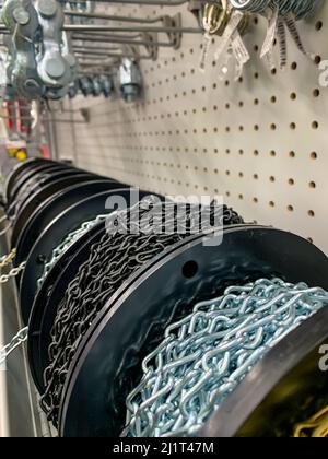 Una fila di spole di maglie di catena presso il punto vendita Foto Stock