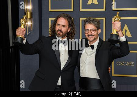 Los Angeles, Stati Uniti. 27th Mar 2022. Leo Sanchez e Alberto Mielgo si presentano sul palco nella sala stampa dopo aver vinto il premio Best Short Film (animated) Award ai 94th Academy Awards tenutisi al Dolby Theatre di Hollywood, CA il 27 marzo 2022. (Foto di Sthanlee B. Mirador/Sipa USA) Credit: Sipa USA/Alamy Live News Foto Stock