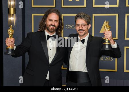 Los Angeles, Stati Uniti. 27th Mar 2022. Leo Sanchez e Alberto Mielgo si presentano sul palco nella sala stampa dopo aver vinto il premio Best Short Film (animated) Award ai 94th Academy Awards tenutisi al Dolby Theatre di Hollywood, CA il 27 marzo 2022. (Foto di Sthanlee B. Mirador/Sipa USA) Credit: Sipa USA/Alamy Live News Foto Stock