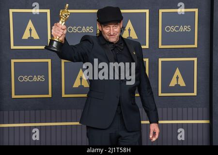 Los Angeles, Stati Uniti. 27th Mar 2022. Troy Kotzur si presenta sul palco nella sala stampa dopo aver vinto il premio Best Supporting Actor Award ai 94th Academy Awards tenutisi al Dolby Theatre di Hollywood, California, il 27 marzo 2022. (Foto di Sthanlee B. Mirador/Sipa USA) Credit: Sipa USA/Alamy Live News Foto Stock