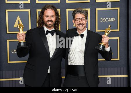 Los Angeles, Stati Uniti. 27th Mar 2022. Leo Sanchez e Alberto Mielgo si presentano sul palco nella sala stampa dopo aver vinto il premio Best Short Film (animated) Award ai 94th Academy Awards tenutisi al Dolby Theatre di Hollywood, CA il 27 marzo 2022. (Foto di Sthanlee B. Mirador/Sipa USA) Credit: Sipa USA/Alamy Live News Foto Stock