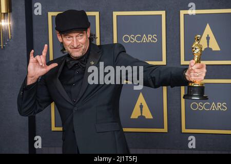 Los Angeles, Stati Uniti. 27th Mar 2022. Troy Kotzur si presenta sul palco nella sala stampa dopo aver vinto il premio Best Supporting Actor Award ai 94th Academy Awards tenutisi al Dolby Theatre di Hollywood, California, il 27 marzo 2022. (Foto di Sthanlee B. Mirador/Sipa USA) Credit: Sipa USA/Alamy Live News Foto Stock