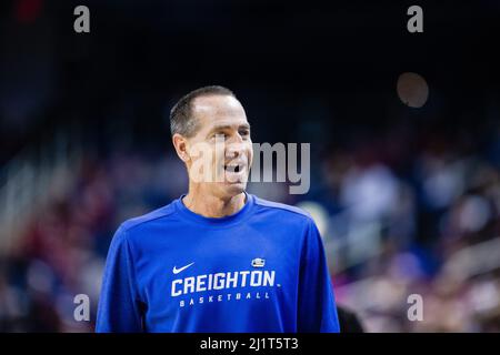 Greensboro, North Carolina, Stati Uniti. 27th Mar 2022. Il capo allenatore di Creighton Bluejays Jim Flanery sorride mentre la sua squadra si prepara per il torneo di pallacanestro femminile NCAA del 2022 al Greensboro Coliseum di Greensboro, NC. (Scott Kinser/ACC). Credit: csm/Alamy Live News Foto Stock