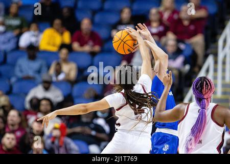 Greensboro, North Carolina, Stati Uniti. 27th Mar 2022. South Carolina Gamecocks Guard Brea Beal (12) blocca il colpo dalla guardia Creighton Bluejays Lauren Jensen (15) durante il secondo trimestre del torneo di pallacanestro femminile NCAA 2022 al Greensboro Coliseum a Greensboro, NC. (Scott Kinser/ACC). Credit: csm/Alamy Live News Foto Stock