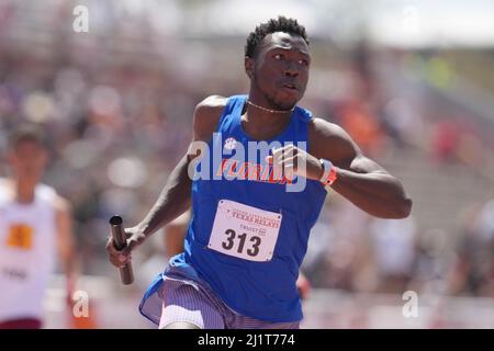 Joseph Fahnbulleh corre la gamba di ancoraggio sulla Florida Gators 4x100m relè che ha vinto nel 38,47 durante il 94th Clyde Littlefield Texas Relays, Sabato, M. Foto Stock