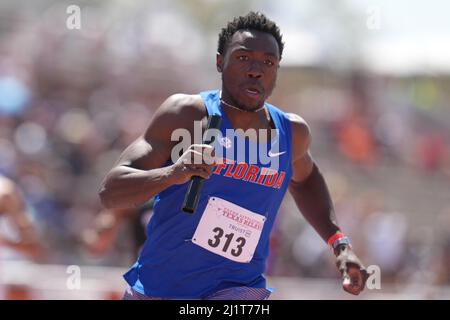 Joseph Fahnbulleh corre la gamba di ancoraggio sulla Florida Gators 4x100m relè che ha vinto nel 38,47 durante il 94th Clyde Littlefield Texas Relays, Sabato, M. Foto Stock