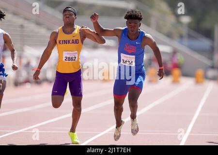 Rodrick Pleasant di Gardena Serra (3434) sconfigge Michah Bell della scuola di Kinkaid (2862) per vincere i ragazzi Divisione i 100m in un vento-aiutato 10,39 a 10,4 Foto Stock