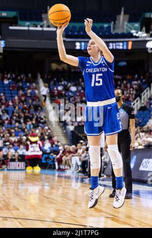 Greensboro, North Carolina, Stati Uniti. 27th Mar 2022. La guardia di Creighton Bluejays Lauren Jensen (15) spara tre durante il terzo trimestre contro i South Carolina Gamecocks nel 2022 NCAA Women's Basketball Tournament al Greensboro Coliseum di Greensboro, NC. (Scott Kinser/ACC). Credit: csm/Alamy Live News Foto Stock