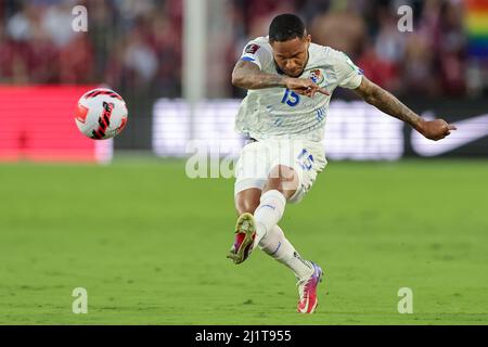 Orlando, Florida, Stati Uniti. 27 marzo 2022: IL difensore di Panama ERIC DAVIS (15) guida un calcio durante la partita di qualificazione USMNT contro Panama CONCACACAF FIFA World Cup all'Exploria Stadium di Orlando, Florida, il 27 marzo 2022. (Credit Image: © Cory Knowlton/ZUMA Press Wire) Credit: ZUMA Press, Inc./Alamy Live News Foto Stock