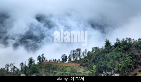 Alba in montagna nel comune di Lao Chai, SA Pa città, Lao Cai, Vietnam Foto Stock