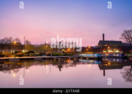 Bacino di Bancroft sul fiume avon all'alba. Stratford upon Avon, Warwickshire, Inghilterra Foto Stock