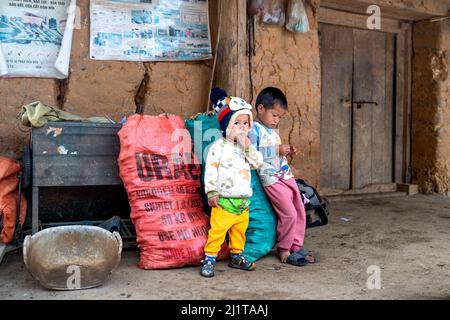 LU than Commune, si ma Cai District, Lao Cai, Vietnam - 19 febbraio 2022: Bambini di minoranza etnica in Lu than Commune, si ma Cai District, Lao Cai, V Foto Stock