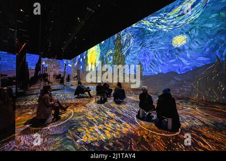 Toronto, Canada. 26th Mar 2022. La gente ha visto stare seduti mentre si guarda una coinvolgente mostra d'arte che mostra il lavoro di Van Gogh sui fiati di fieno e sui campi di grano. L'immersiva mostra Van Gogh è dedicata alle opere d'arte del pittore Vincent Van Gogh a Toronto, Canada. Trasformando uno spazio di magazzino di 5 piani di 600.000 piedi cubi in una galleria digitale illuminata, oltre 18 mostre simili possono essere attualmente trovate in tutto il Nord America. (Foto di Katherine Cheng/SOPA Images/Sipa USA) Credit: Sipa USA/Alamy Live News Foto Stock