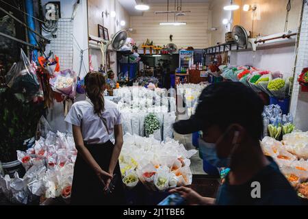 La gente ha visto di fronte al negozio di fiori nel mercato dei fiori di Pak Klong Talat. Rattanakosin Island, l'area interna di Bangkok è il cuore della zona storica e culturale di Bangkok. Questo luogo è anche conosciuto come una città vecchia a causa delle età della zona che più di 100 anni di esistenza. Non solo il palazzo, i templi e i luoghi di interesse di questa zona includono la vita e le attività degli esseri umani che vivono intorno all'area sacra di Bangkok. Foto Stock