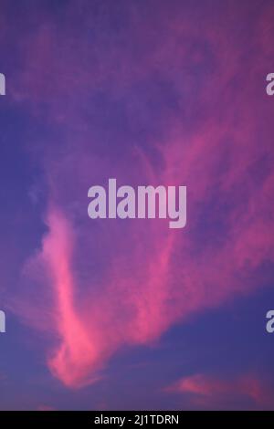 Incredibile cielo nuvoloso blu e viola sfumato con Sunset Afterglow Foto Stock