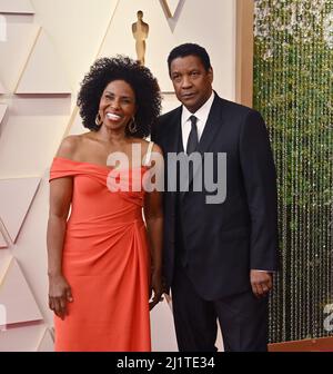 Los Angeles, Stati Uniti. 28th Mar 2022. Denzel Washington e sua moglie Pauletta Washington arrivano per i 94th premi annuali dell'Accademia al Dolby Theatre nella sezione di Hollywood di Los Angeles domenica 27 marzo 2022. Foto di Jim Ruymen/UPI Credit: UPI/Alamy Live News Foto Stock