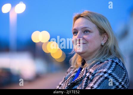 Dresda, Germania. 21st Mar 2022. Natalija Bock, interprete per le lingue russo e ucraino, si trova nel centro di arrivo di Dresda per i rifugiati provenienti dall'Ucraina. Al centro degli arrivi, le persone ricevono informazioni, consigli, assistenza medica e alloggi a breve termine. (A dpa 'Natalija Bock: 'Mia sorella mi ha scritto: Ora c'è guerra') Credit: Robert Michael/dpa-Zentralbild/dpa/Alamy Live News Foto Stock