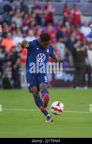 Orlando, Florida, Stati Uniti. 27 marzo 2022: Il centrocampista degli Stati Uniti Yunus Musah (6) si riscalda prima della partita di qualificazione della Coppa del mondo FIFA 2022 tra Panama e USMNT Orlando, FL. USA sconfigge Panama dal 5 al 1. Jonathan Huff/CSM. Credit: CAL Sport Media/Alamy Live News Foto Stock