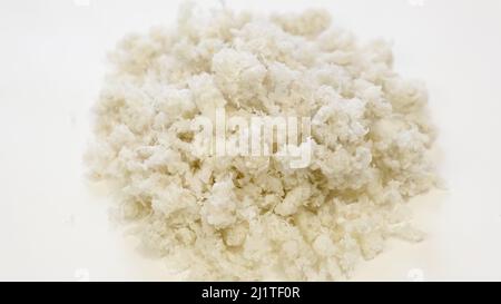 Agglomerato, lavorazione di film di polipropilene nell'agglomerato. Semilavorato per la produzione di granuli e materie prime. Plastica Foto Stock