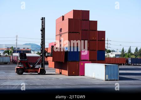 Logistica industriale trasporto carrello elevatore trasporto container container carico impilatore al porto per la spedizione di merci di esportazione e di importazione a p Foto Stock