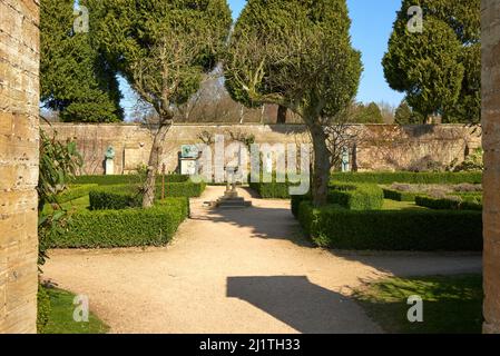 Siepi di scatola in un giardino formale Foto Stock