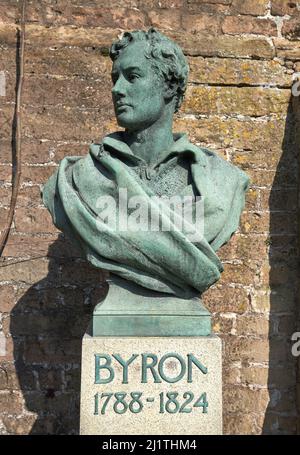 Vecchia statua di bronzo di Lord Byron in un giardino murato Foto Stock