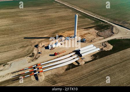 Ala per generatore di mulini a vento predisposta per l'assemblaggio a terra, cantiere per la costruzione di generatori di energia eolica, energia verde ed energia rinnovabile Foto Stock