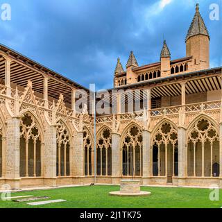 Pamplona, Spagna - Giugno 21 2021: Arcate portiche del chiostro gotico ornato della Catedral de Santa Maria la Real, Cattedrale gotica del 15th secolo Foto Stock