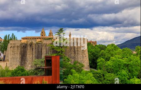 Un moderno ascensore pubblico con vista sulla cittadella e la cattedrale nella città vecchia di Pamplona, famosa per la gestione dei tori Navarra, Spagna Foto Stock